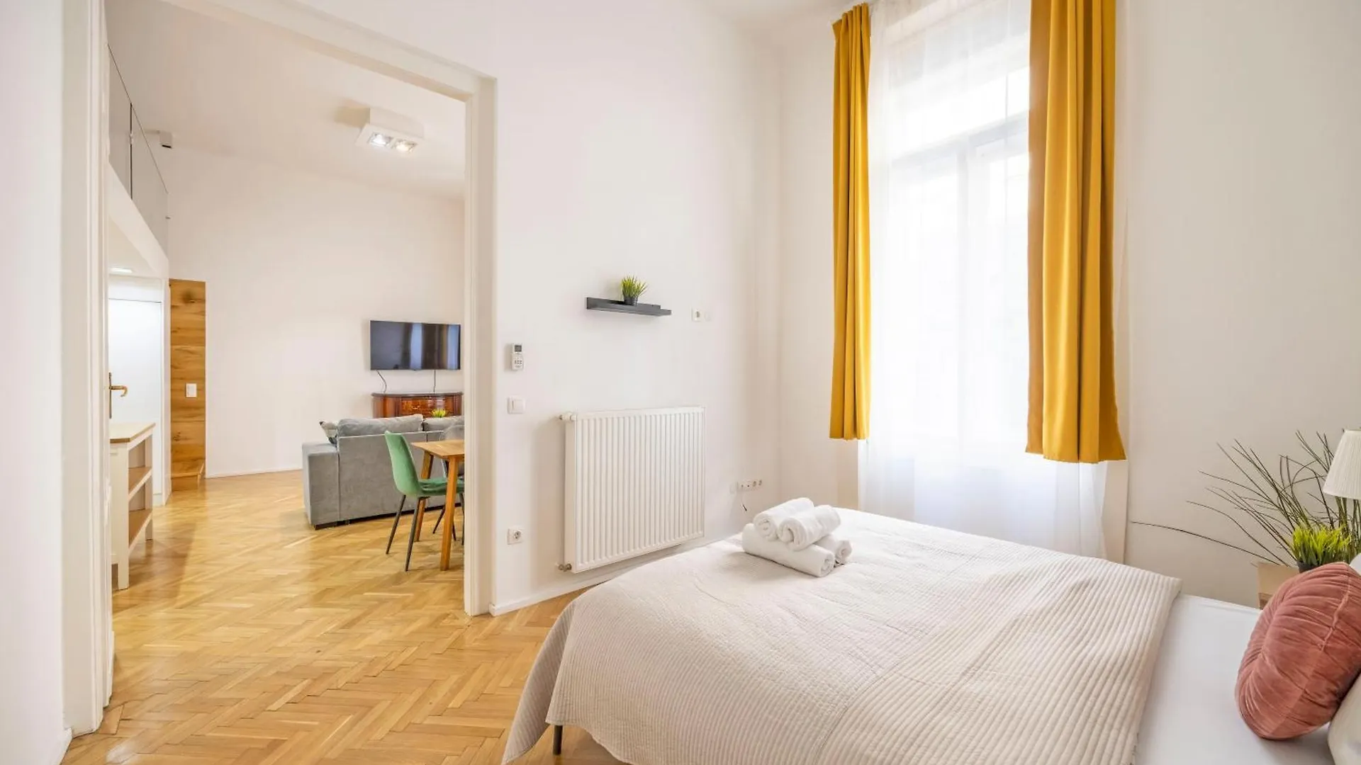 Charming & Elegant Grand Suite Next To The Fashion St' Budapest Apartment