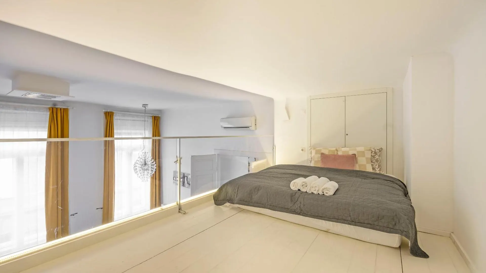 Apartment Charming & Elegant Grand Suite Next To The Fashion St' Budapest Hungary