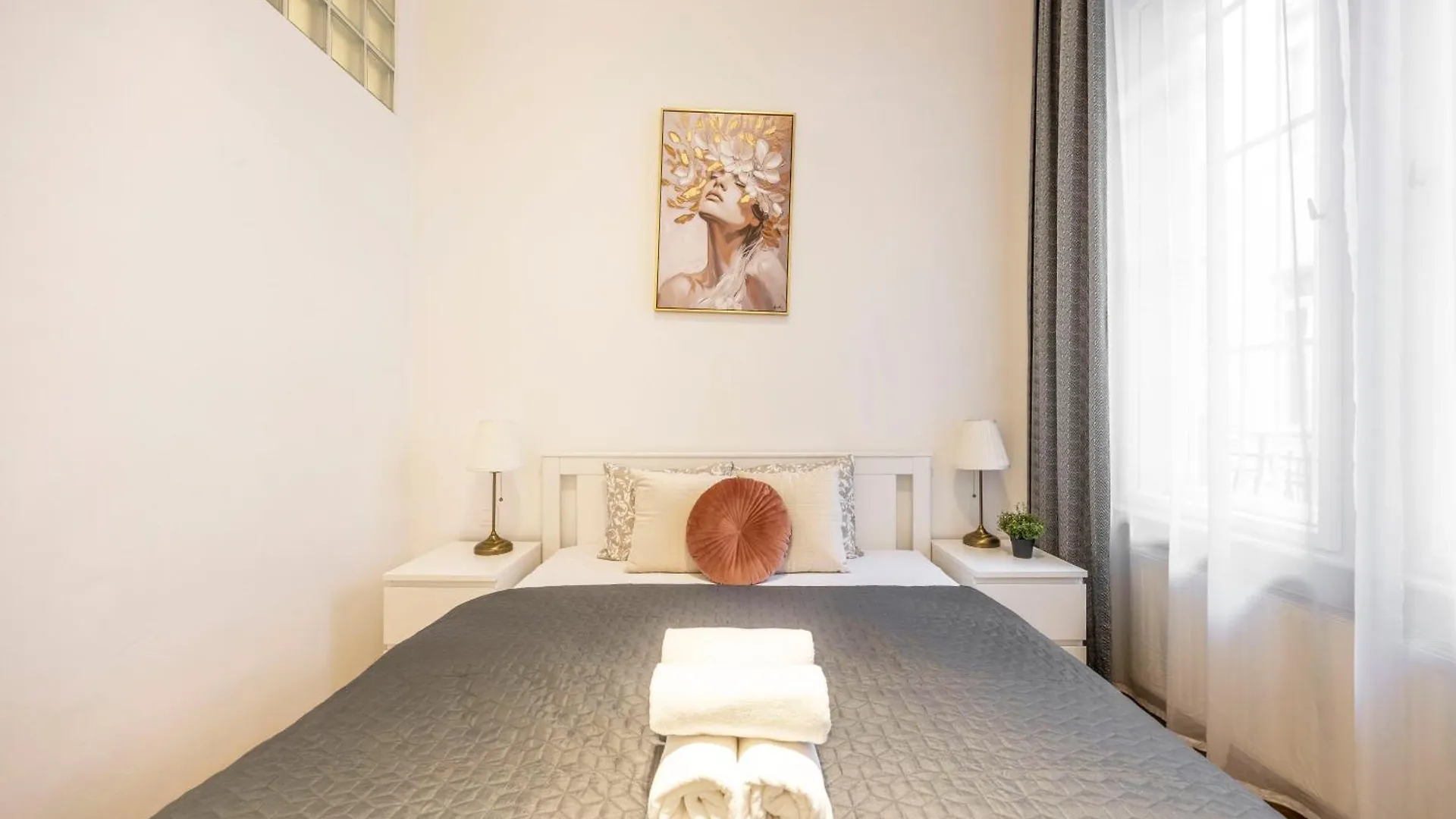 Apartment Charming & Elegant Grand Suite Next To The Fashion St' Budapest Hungary