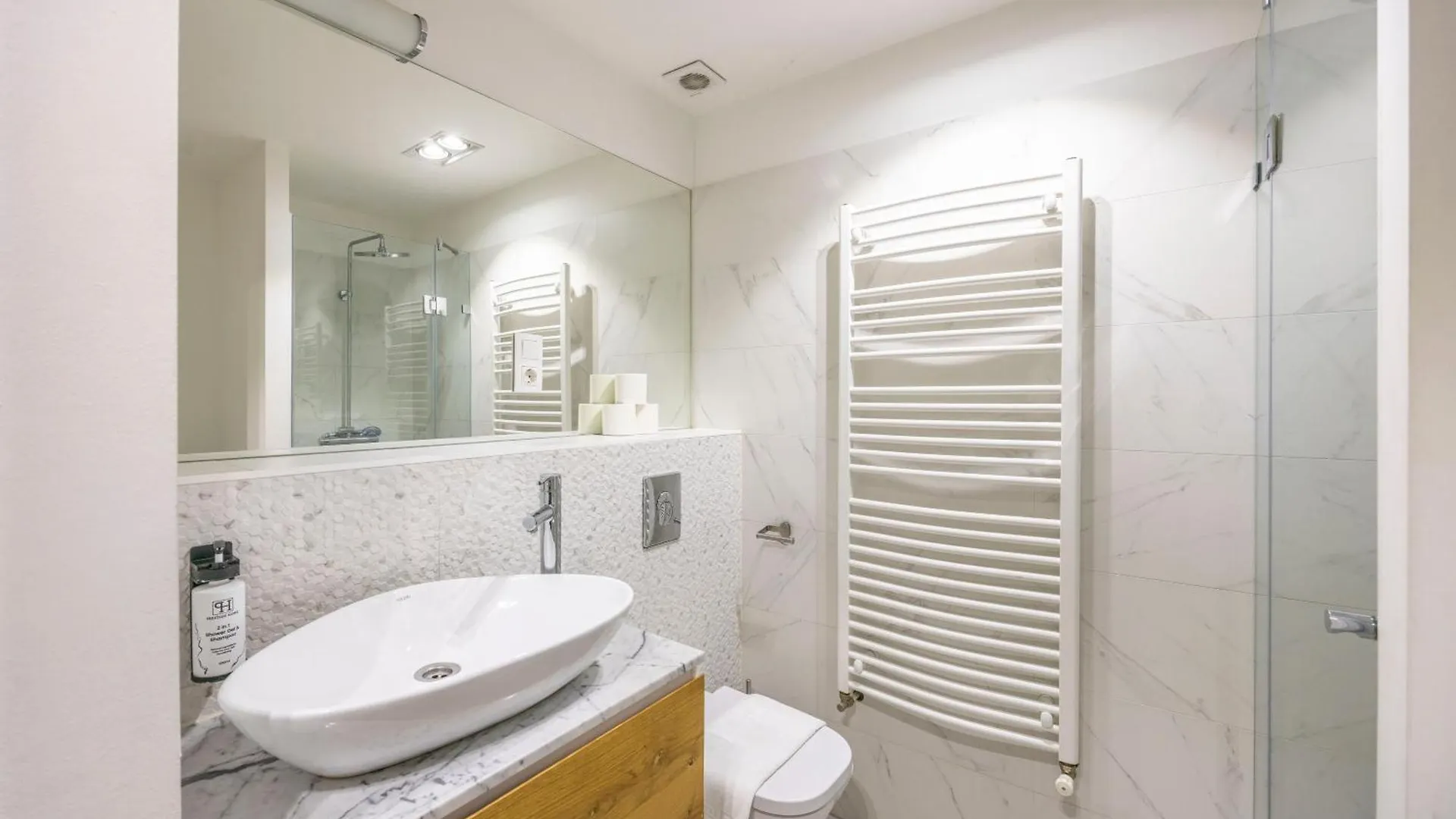 Charming & Elegant Grand Suite Next To The Fashion St' Budapest Apartment